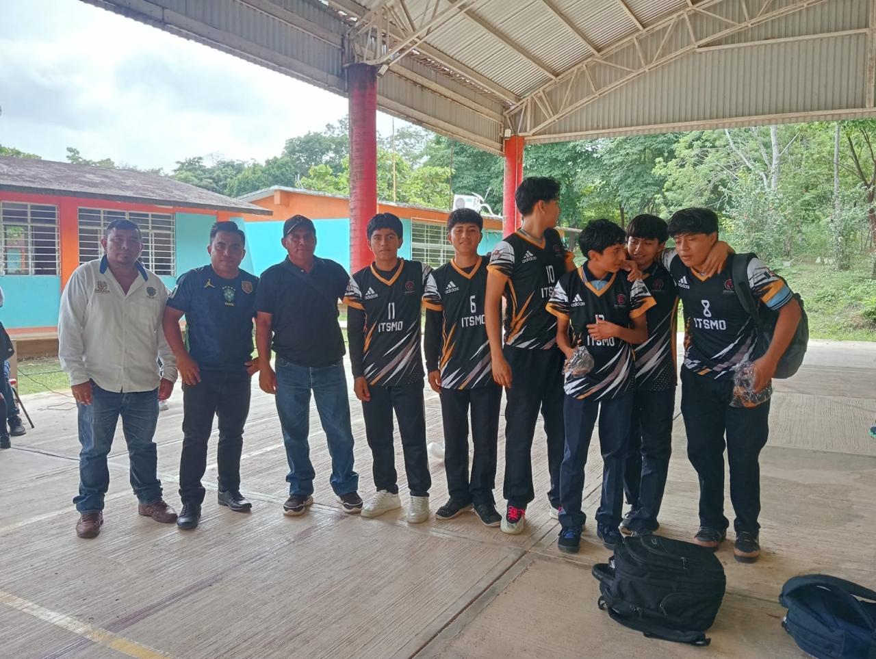 ENTREGA DE UNIFORMES DEPORTIVOS A LOS ALUMNOS DEL BACHILLERATO
