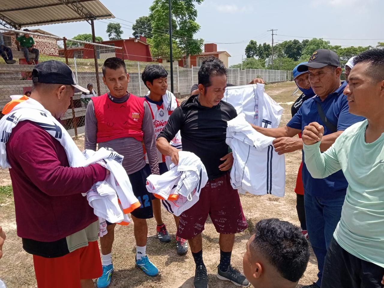 ENTREGA DE UNIFORMES DEPORTIVOS A LOS DIFERENTES EQUIPOS DE FUTBOL EN LA RAMA VARONIL